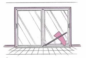 Se puede usar una tubería o una barra de metal para proteger contra robos una puerta de patio.