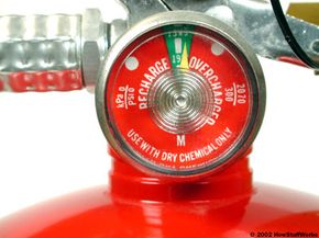 La mayoría de los extintores de incendios de químico seco tienen un manómetro incorporado. Si el indicador del manómetro apunta a 