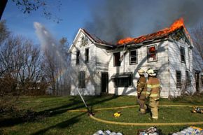A pesar de que ocurre un incendio en el hogar cada 79 segundos, los códigos de construcción actuales no requieren sistemas de rociadores automáticos en la construcción de casas nuevas.