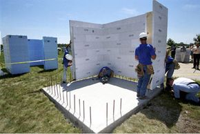 Los trabajadores de Sioux City, Iowa, construyen un refugio para tornados con paredes de espuma rellenas de cemento.